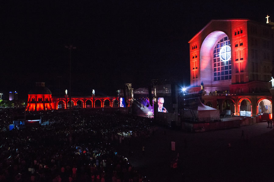 Show Andrea Bocelli