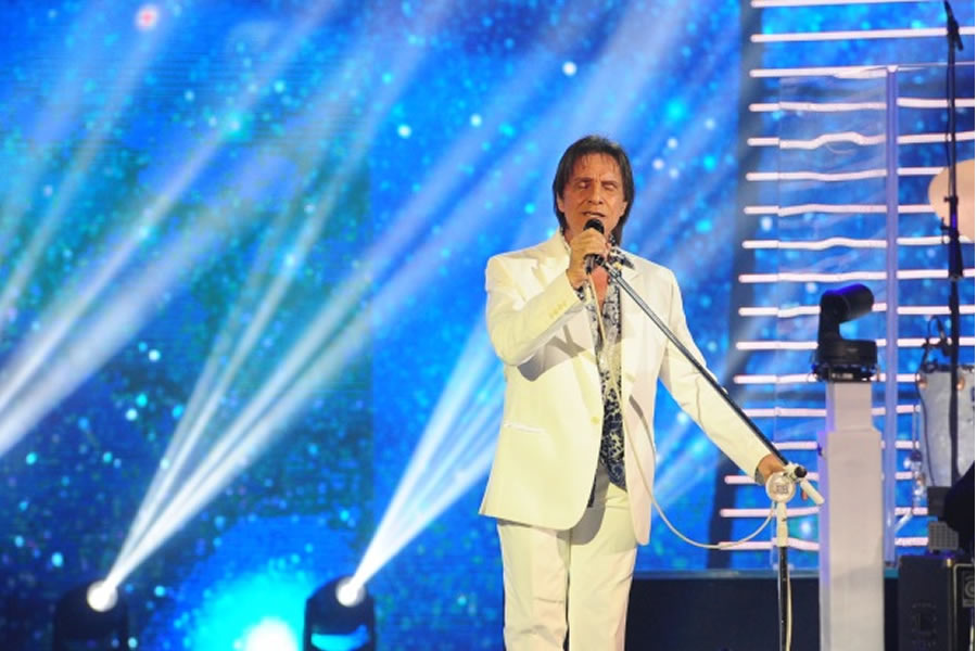 To close the LPL Christmas events with a flourish on 23 aired a special end of year in the globe with the King Roberto Carlos, recorded at Citibank Hall - Rio de Janeiro.